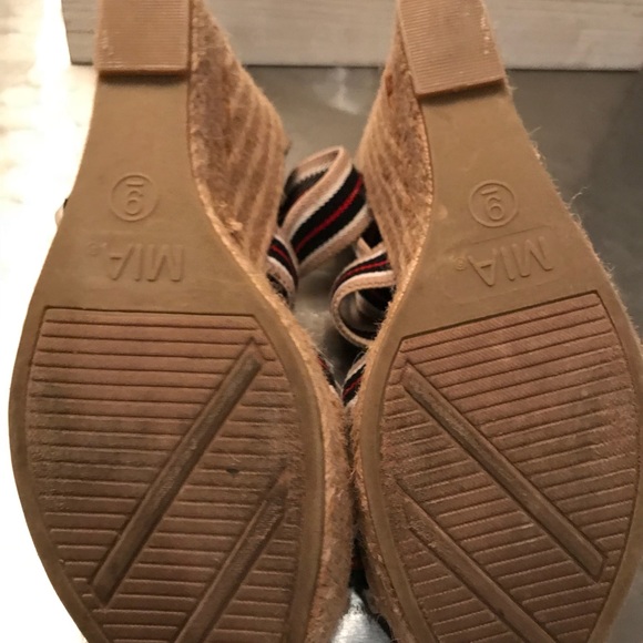 Mia Wedges Tan, Black, Red, and White size 9 - Picture 4 of 4